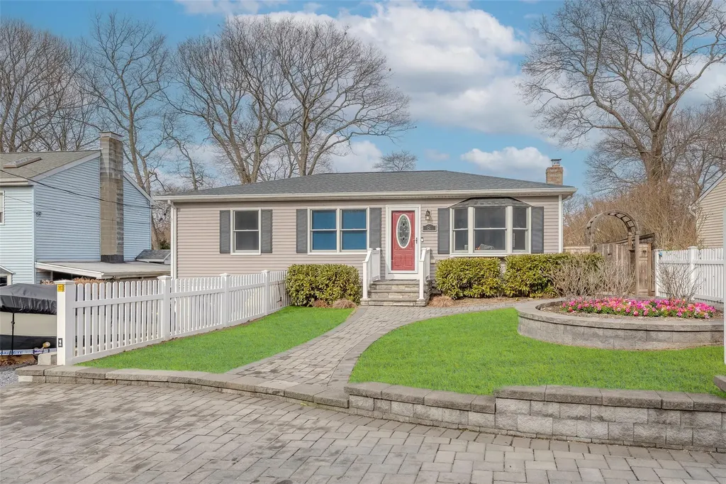 81 Queen Drive Brookhaven NY 11789
