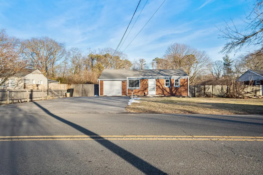 1695 N Thompson Drive Bay Shore NY 11706