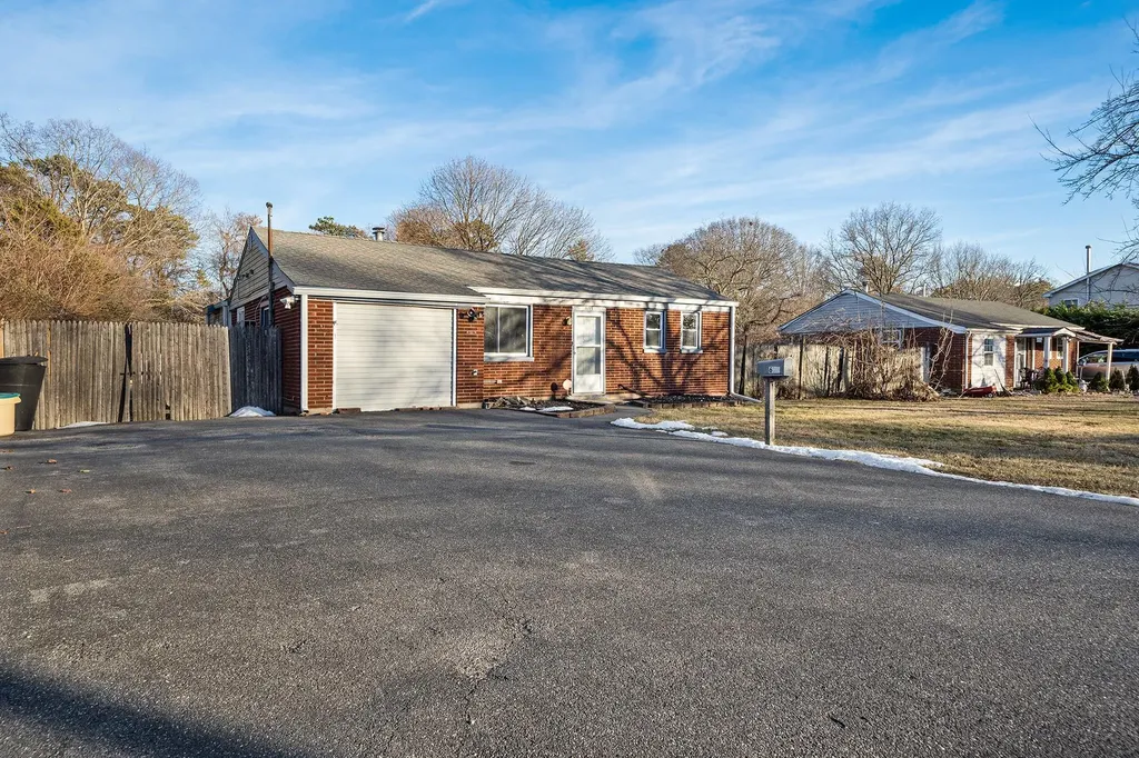 1695 N Thompson Drive Bay Shore NY 11706