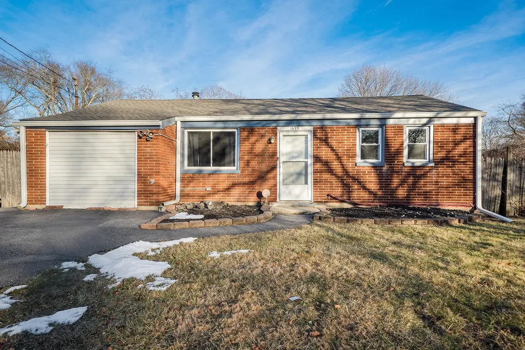 1695 N Thompson Drive Bay Shore NY 11706