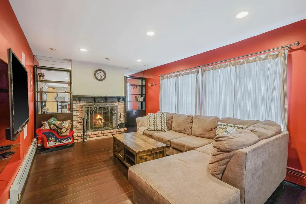 31 Thomas Street Coram NY 11727
