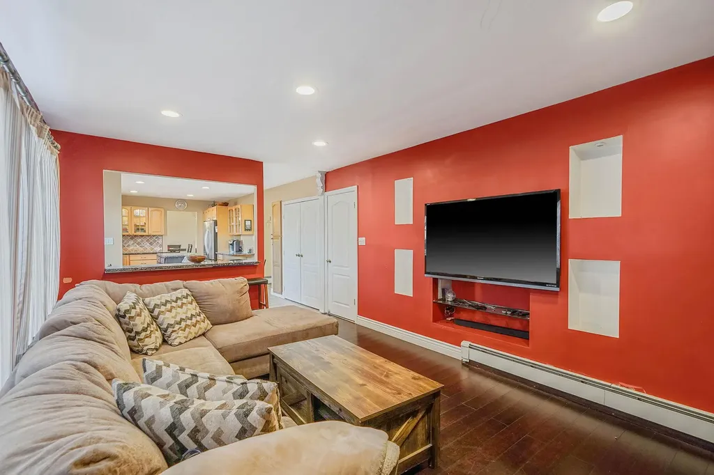 31 Thomas Street Coram NY 11727