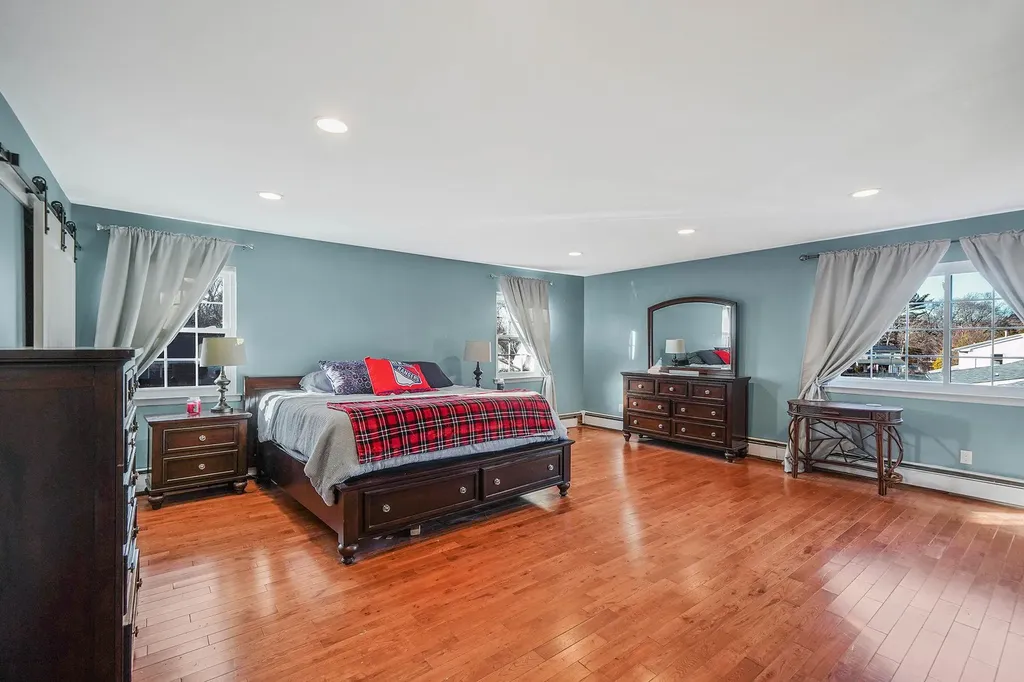 31 Thomas Street Coram NY 11727