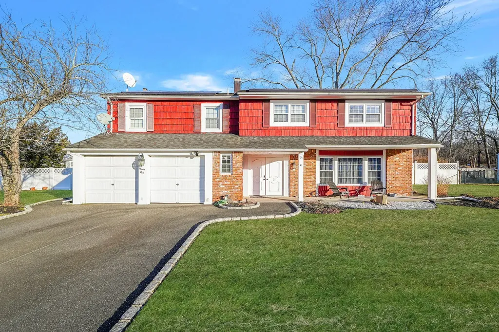 31 Thomas Street Coram NY 11727