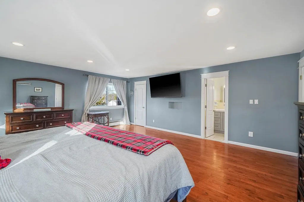 31 Thomas Street Coram NY 11727