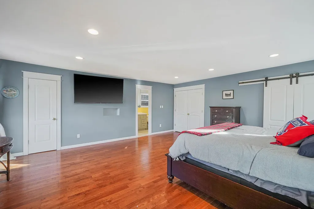 31 Thomas Street Coram NY 11727