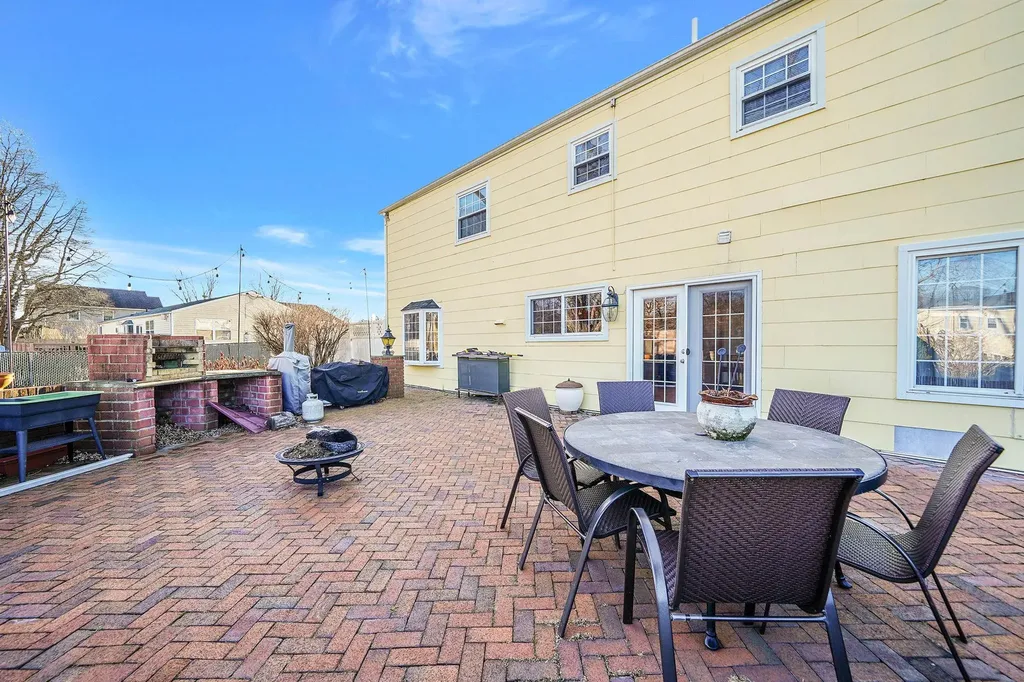 31 Thomas Street Coram NY 11727