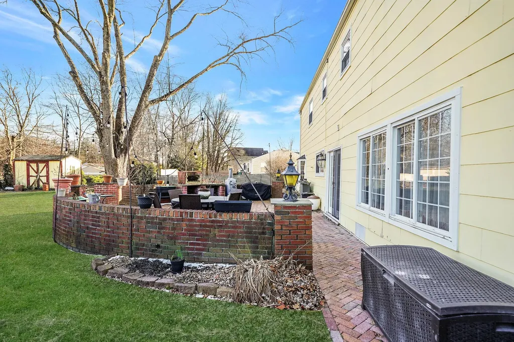 31 Thomas Street Coram NY 11727