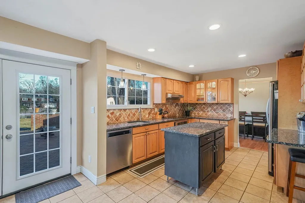 31 Thomas Street Coram NY 11727
