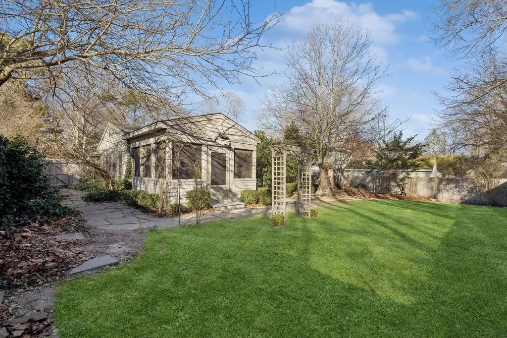 22 Pine Crest Lane Sag Harbor NY 11963
