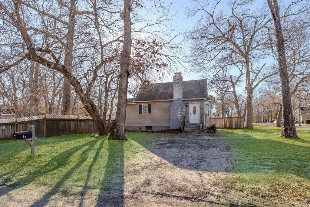 2 Avon Lane Middle Island NY 11953