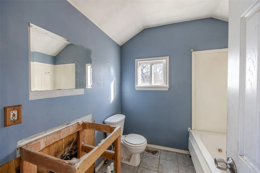 2 Avon Lane Middle Island NY 11953