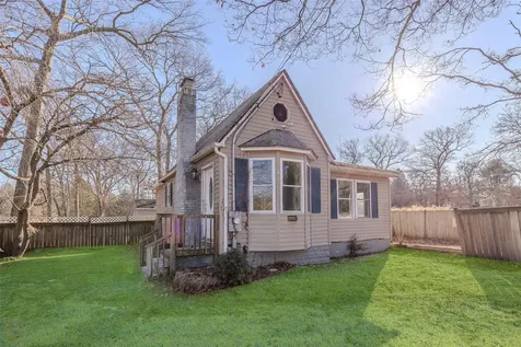 2 Avon Lane Middle Island NY 11953