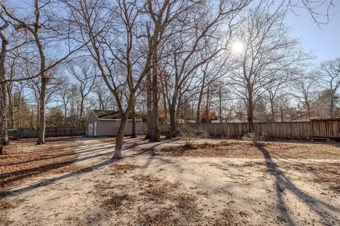 2 Avon Lane Middle Island NY 11953