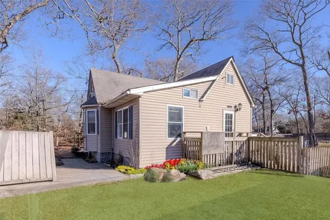 2 Avon Lane Middle Island NY 11953