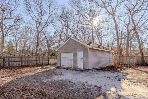 2 Avon Lane Middle Island NY 11953