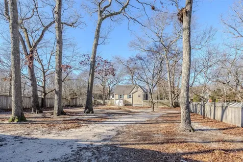 2 Avon Lane Middle Island NY 11953