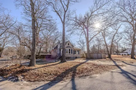 2 Avon Lane Middle Island NY 11953