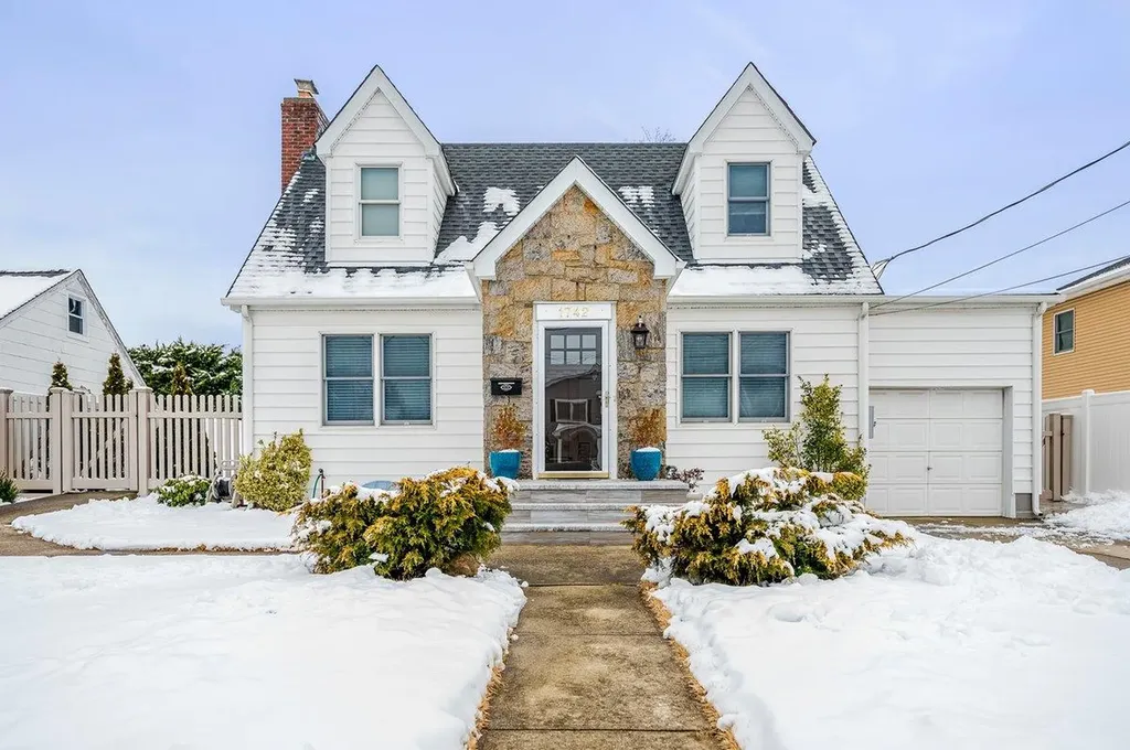 1742 Arms Avenue Merrick NY 11566