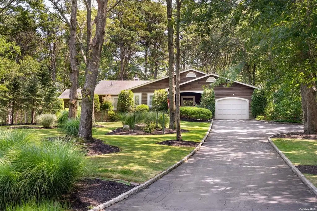 1 Woodview Way Hampton Bays NY 11946