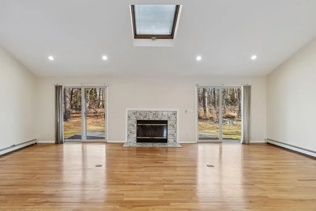 1 Woodview Way Hampton Bays NY 11946