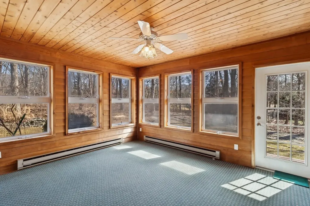 1 Woodview Way Hampton Bays NY 11946