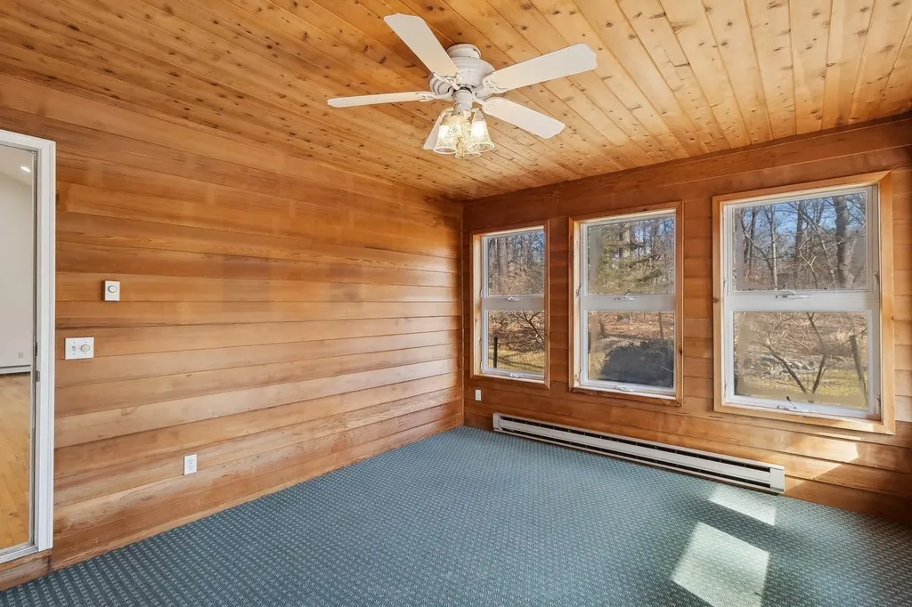 1 Woodview Way Hampton Bays NY 11946