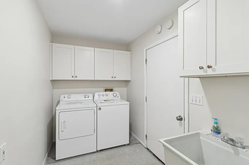 1 Woodview Way Hampton Bays NY 11946