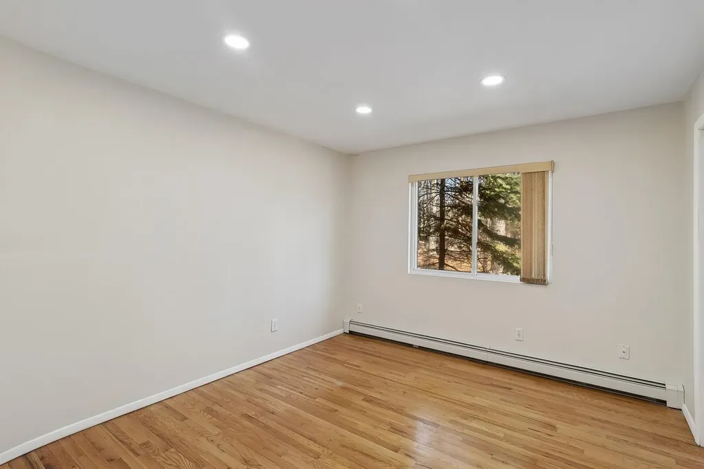 1 Woodview Way Hampton Bays NY 11946
