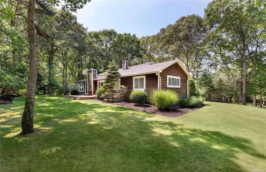1 Woodview Way Hampton Bays NY 11946