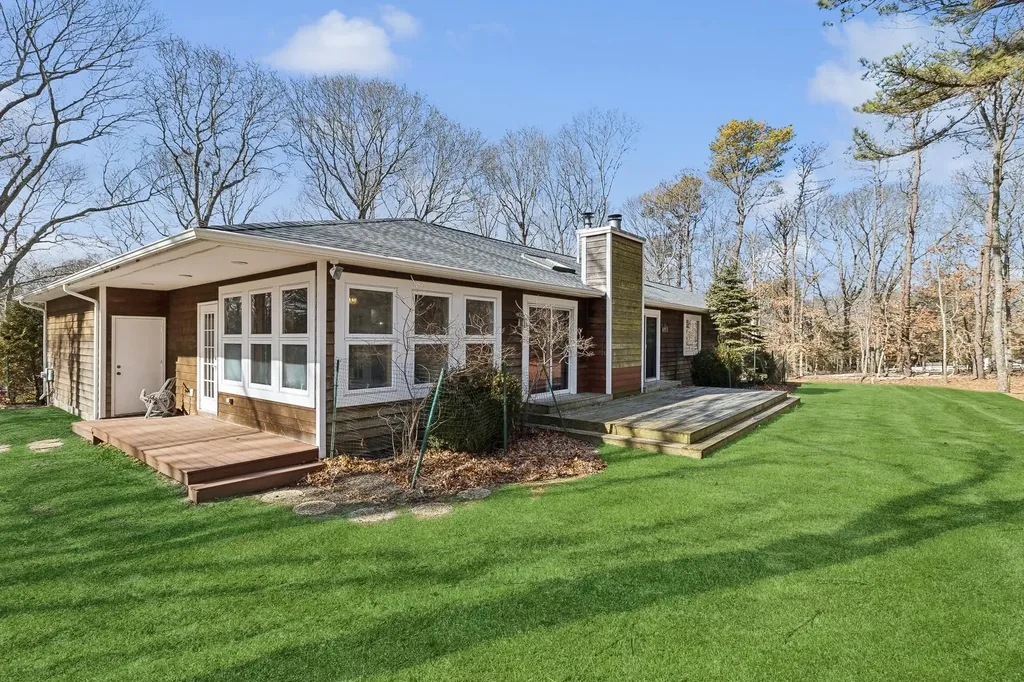1 Woodview Way Hampton Bays NY 11946