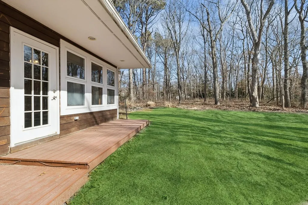 1 Woodview Way Hampton Bays NY 11946