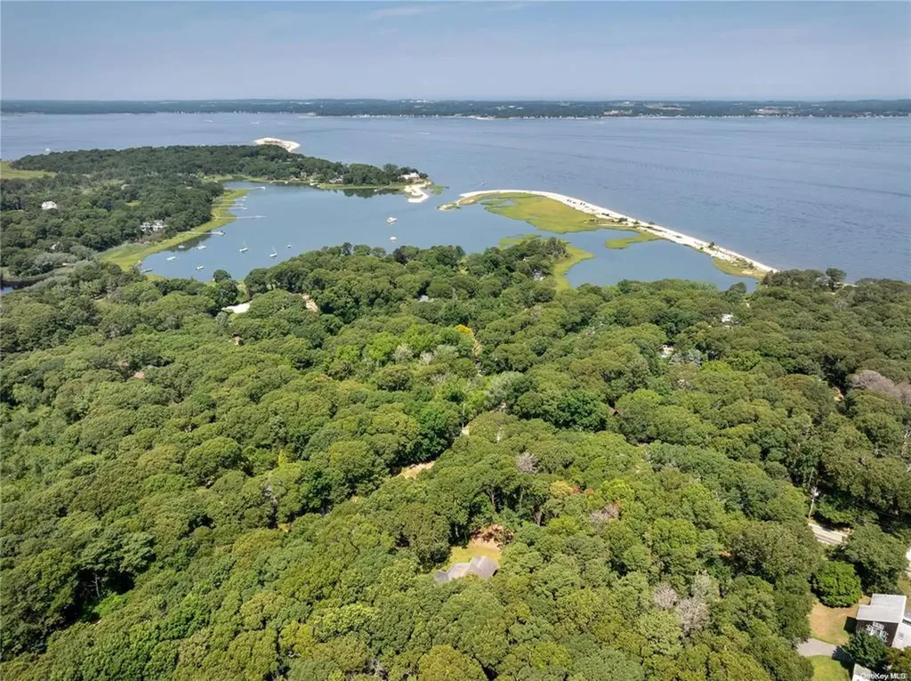 1 Woodview Way Hampton Bays NY 11946