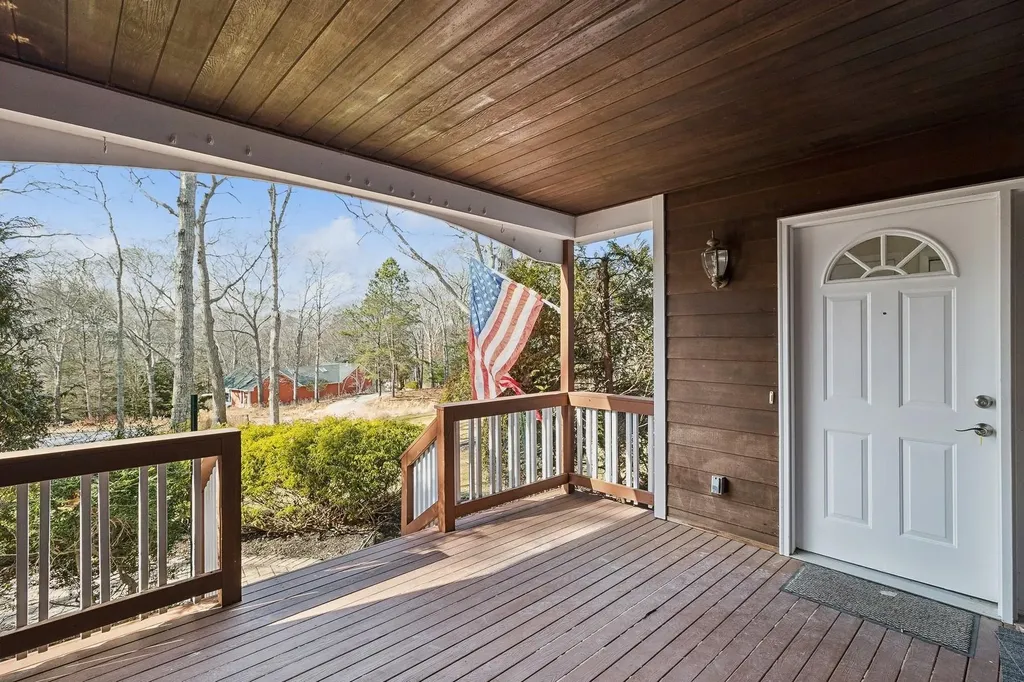 1 Woodview Way Hampton Bays NY 11946