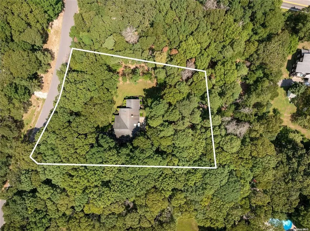 1 Woodview Way Hampton Bays NY 11946