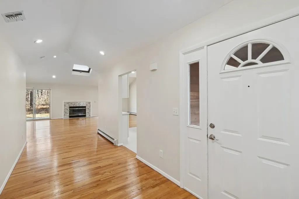 1 Woodview Way Hampton Bays NY 11946