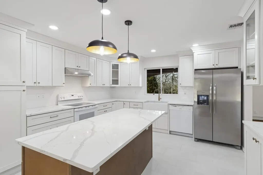1 Woodview Way Hampton Bays NY 11946