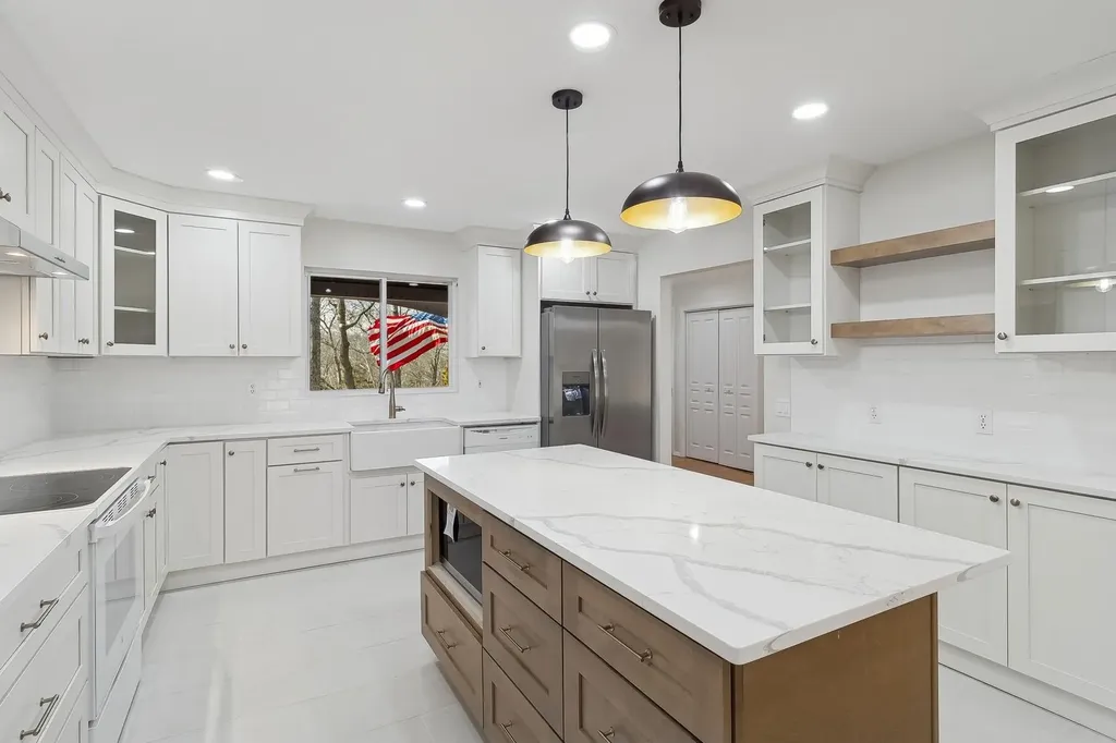 1 Woodview Way Hampton Bays NY 11946