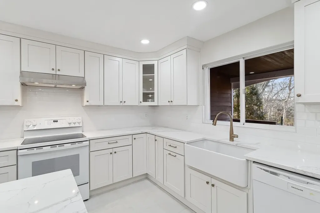1 Woodview Way Hampton Bays NY 11946