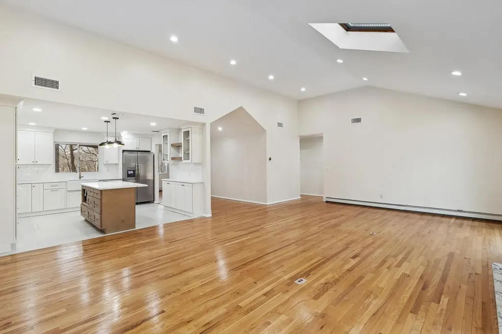 1 Woodview Way Hampton Bays NY 11946