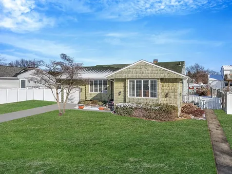 543 Dewitt Avenue North Babylon NY 11703