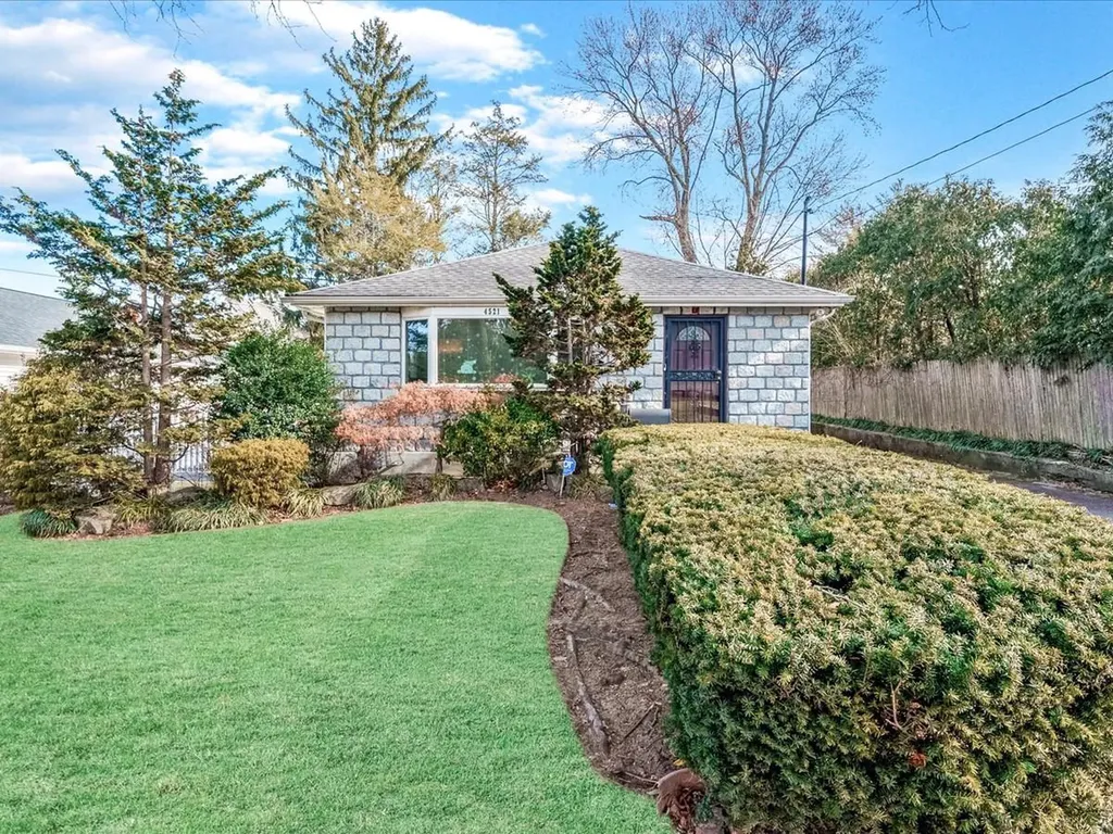 4521 Iris Lane Great Neck NY 11020