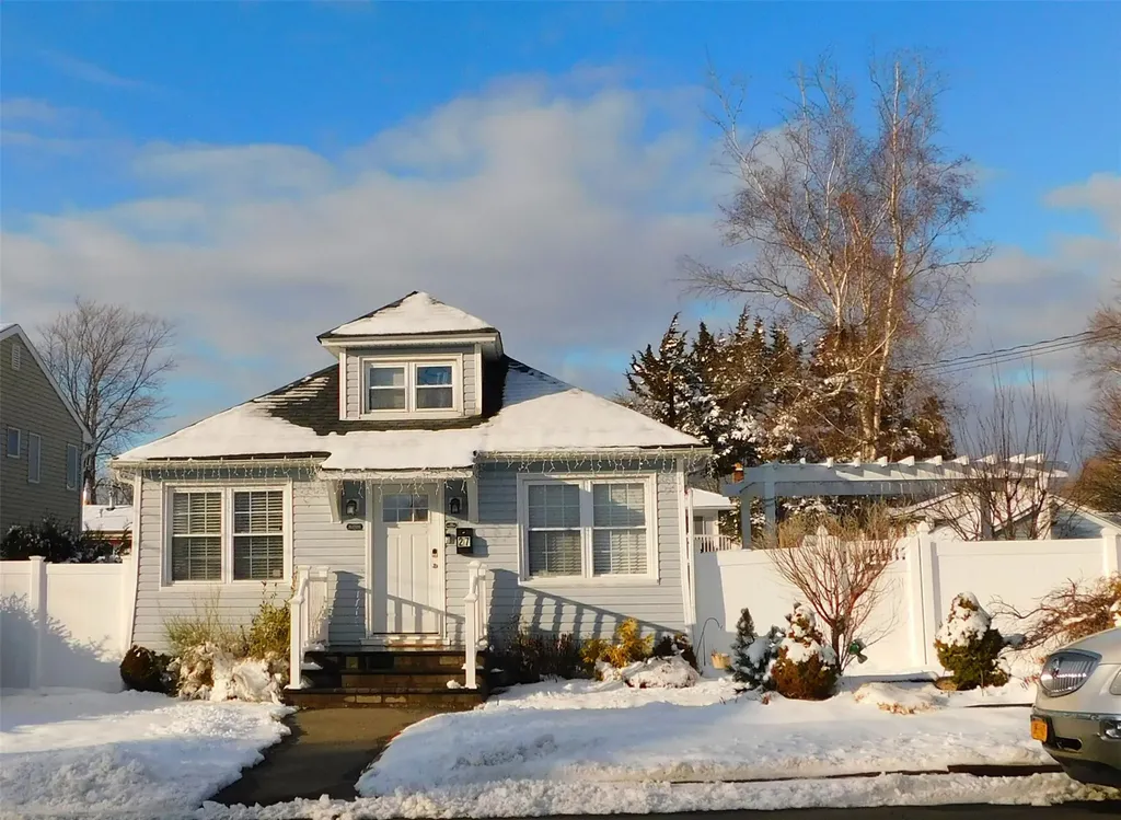 27 Ryder Avenue Babylon NY 11703