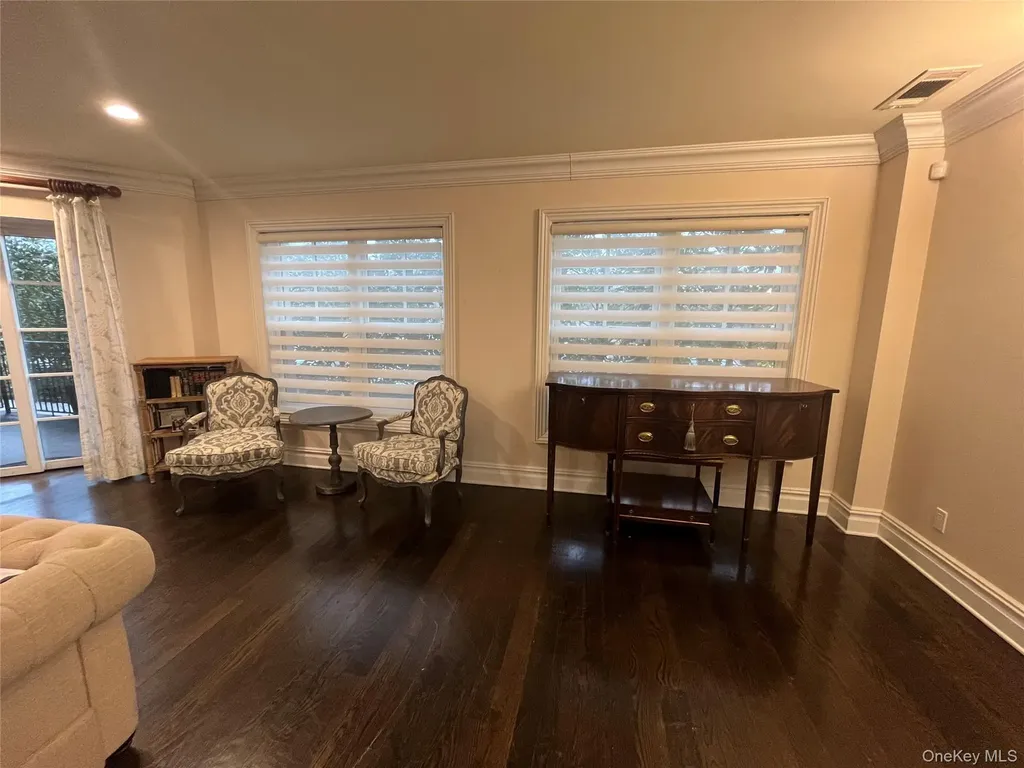 260 Central Lawrence NY 11559