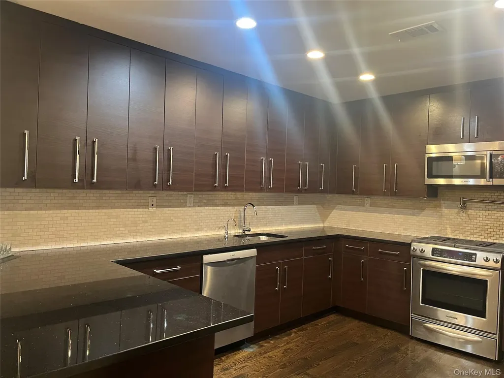260 Central Lawrence NY 11559