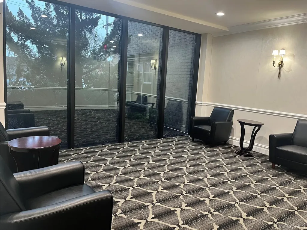 260 Central Lawrence NY 11559