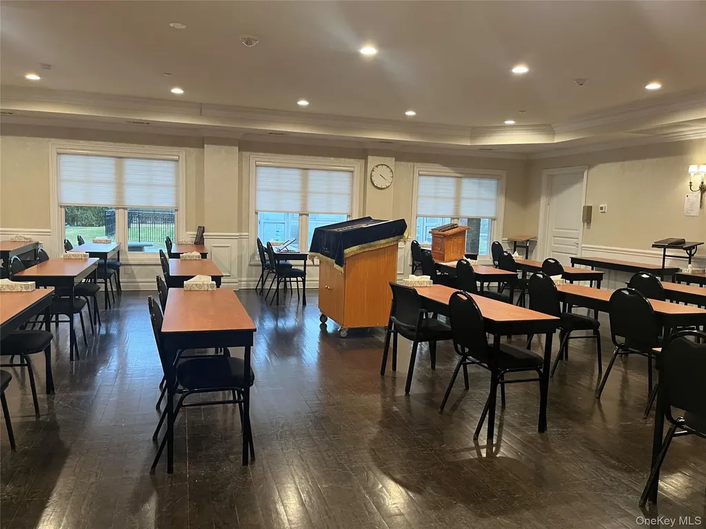 260 Central Lawrence NY 11559