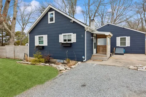 5 Sunset Trail Ridge NY 11961