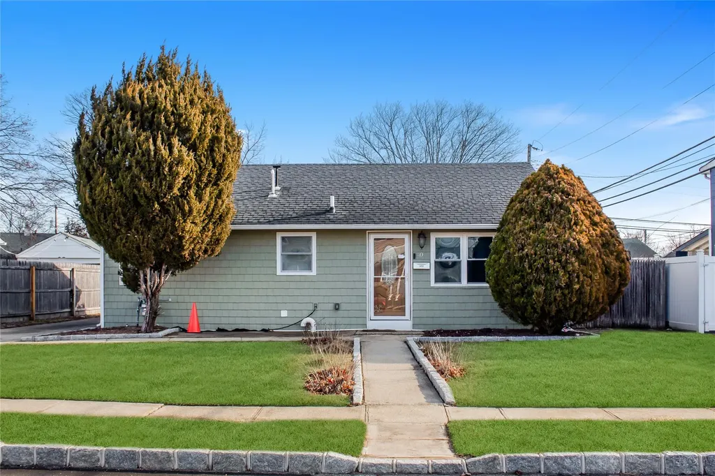 40 Somerset Road E Babylon NY 11701