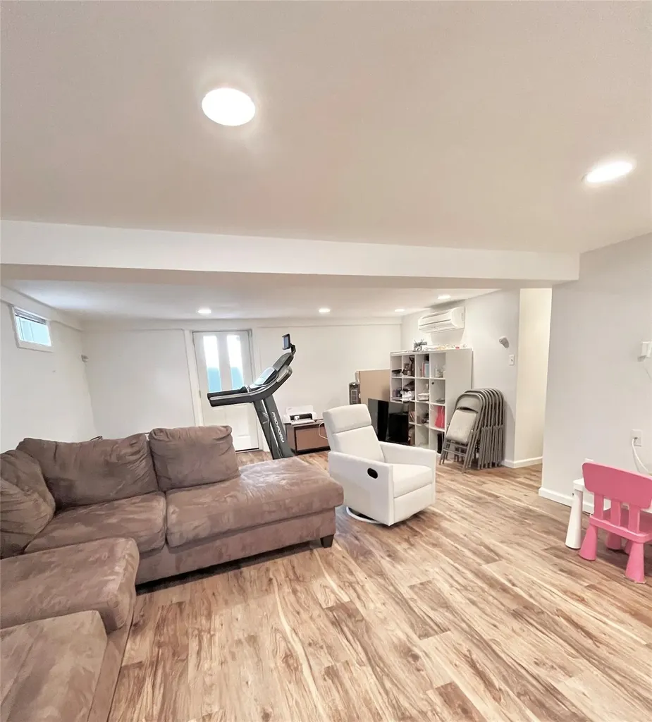 23 Broadway New Hyde Park NY 11040